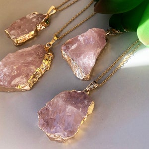 Collier en cristal de quartz rose doré Pendentif en quartz rose brut de forme libre avec chaîne en or 18 carats