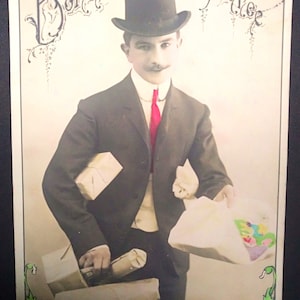 Postal francesa para Año Nuevo, Bonne Année, Hombre con esmoquin, Sombrero de copa y cargado de paquetes, Bello texto en la parte inferior de la tarjeta