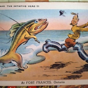 Carte postale canadienne amusante - carte postale liée à la pêche. Carte non utilisée. Les poissons prennent l'initiative. Fort Frances (Ontario)