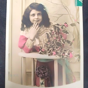 Cartão de Ano Novo Francês "Bonne Année" 1910, usado, selo postal francês, garota com lindo vestido histórico e buquê de flores
