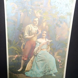 Carte postale française datée de 1910, représentant une scène romantique avec un jeune couple amoureux. Paul et Virginie, Premières tendresses
