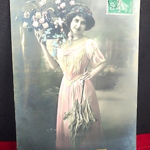 Postal francesa en sepia, tarjeta de Año Nuevo "Bonne Fête", Chica con sombrilla y ramo de flores con un vestido bellamente bordado. ramo de rosas