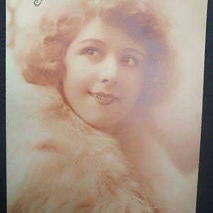 Tarjeta de Año Nuevo francés de la empresa P.C. París, señorita con hermoso peinado y bufanda de piel. Mención Bonne Année en estampado en relieve verde