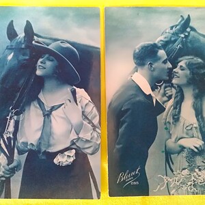 Conjunto de dos postales de color azul; Dama con caballo y pareja romántica con caballo. Tarjetas de la empresa "Bleuet Paris"