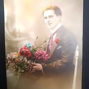 Carta francese del 1910 della ditta parigina A. Noyer. Raffigurante un giovane gentiluomo con un bellissimo mazzo di fiori. Biglietto di Capodanno "Bonne Année"