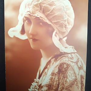 Carte postale antique française sépia pour "Vive Ste Cathérine" des années 1920, état d'usage avec cachet belge. Beaux vêtements et chapeau.