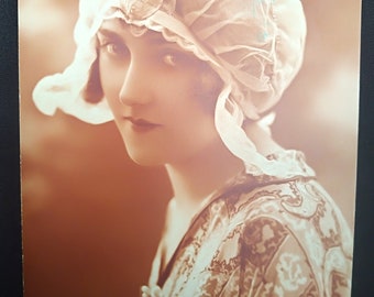 French antique sepia postcard for &quot;Vive Ste Cathérine&quot; 1920s, Used condition with Belgian stamp. Beautiful clothes and hat.