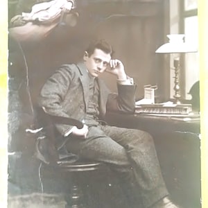 Carta olandese 'N Liefdesdroom. Un uomo seduto alla scrivania sogna l'amore. Bellissimi interni in stile art deco, carta da collezione