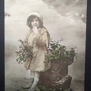 Cartolina di Capodanno francese "Bonne Année" anni '20, usata, francobollo belga, Ragazza con bellissimo vestito e cappello d'epoca. Con vischio