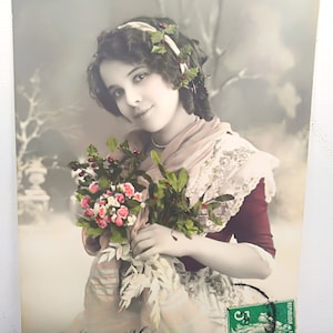 Tarjeta de Año Nuevo francés de principios del siglo XX, Bonne Année, Señorita con ropa Belle Epoque y un hermoso ramo de flores