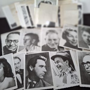 Varias tarjetas coleccionables antiguas. Juego de 8 cromos antiguos con personajes belgas famosos de los años 60, cantantes, actores, compositores.