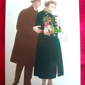 Carte du Nouvel An français de 1923, couple amoureux vêtu de beaux vêtements avec chaussures et chaussures d'époque. Belle Epoque, art déco, avec bouquet de fleurs
