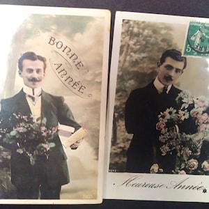 Set di 2 cartoline di Capodanno francese con gentiluomini in splendidi abiti e bouquet di fiori. Heureuse Année e Bonne Année. Vacanze, Capodanno