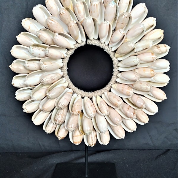Schelpenkrans, Shell kraag, aangepaste stand, witbruine schelpen gemonteerd op katoenen kraag. Bali Kunst, Strand, Ibiza stijl, Muurhanger