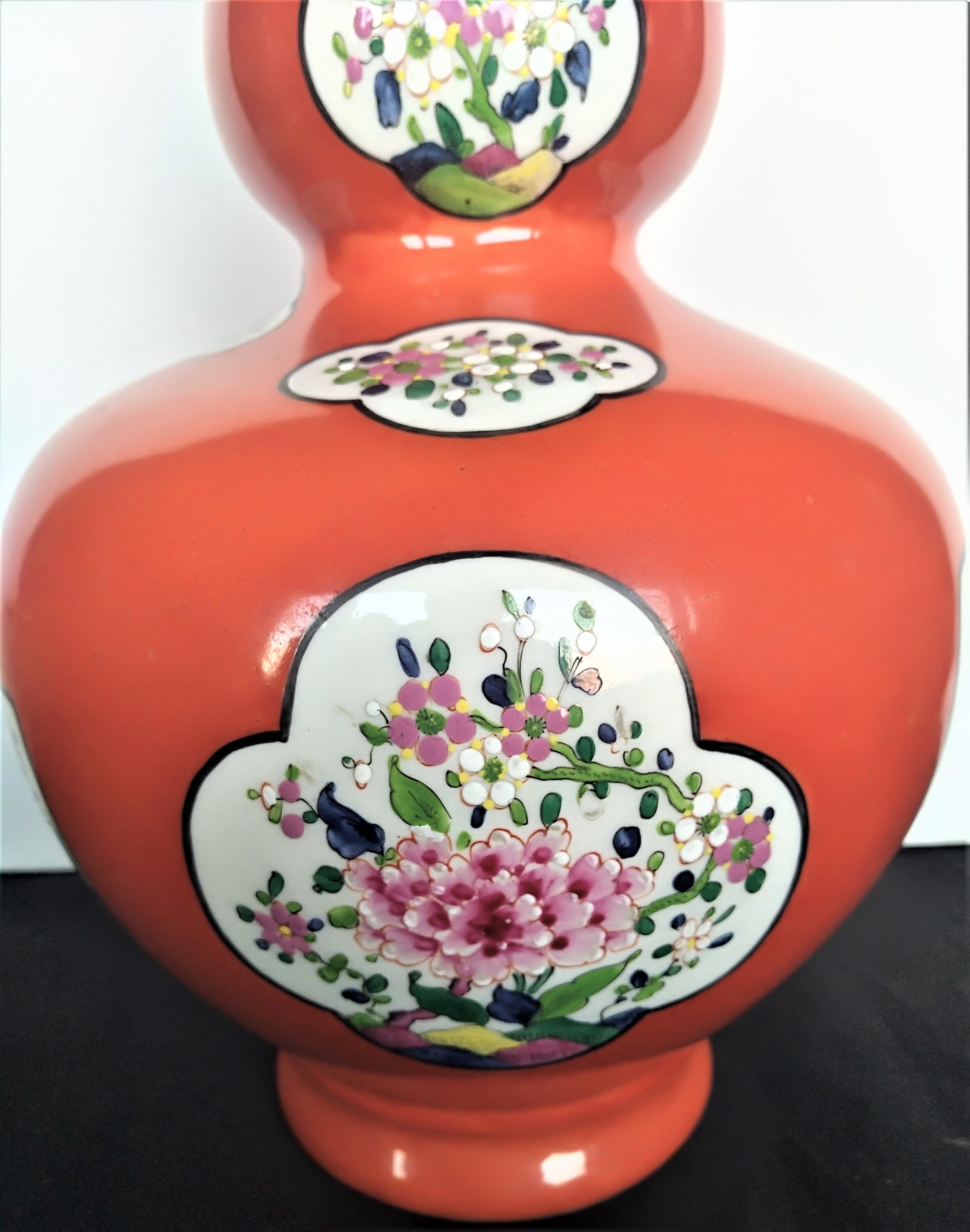 中国のカラフルなひょうたん型の花瓶。花のモチーフで装飾されています