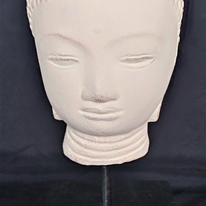 Weißer Kalkstein-Boudha-Kopf auf schwarzem Holzsockel, Meditationsraum, Zen, Yoga, Buddha, Buddha, Bouddha