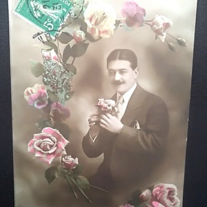 Carte postale française pour le Nouvel An, Bonne Année, Homme vêtu d'un costume du dimanche et entouré de fleurs dans un chapelet. Art déco, Art nouveau