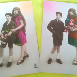 Set aus zwei französischen Postkarten, Bruder und Schwester mit Sonntagskleidung und einem wunderschönen Blumenstrauß. Poststempel 1924, Versand innerhalb Belgiens