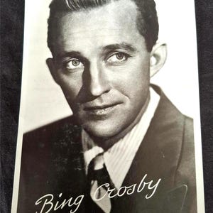 Belle photo, carte postale de Bing Crosby, chanteur-acteur des années 40-50-60. La façade indique Paramount, la société cinématographique.