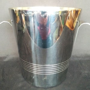 Op de afbeelding: Een zilveren ijs emmer met twee handvatten en een decoratieve band rond het midden.