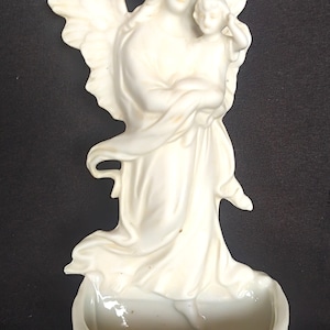 Weihwasserbecken, Benetier, Lourdes-Souvenir, aus Biskuitporzellan, Segen des christlichen Volkes. Wanddekoration. Engel mit Flügeln. Jesus