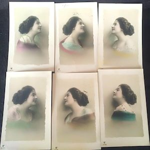 Conjunto de seis postales de una elegante dama de la Belle Epoque con un hermoso peinado y joyas, en varias poses. 1910, Art Déco, Art Nouveau