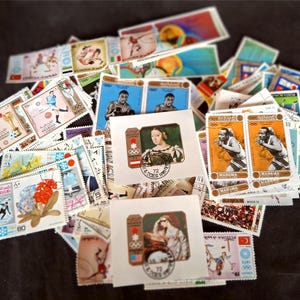 Selectie postzegels met afbeeldingen van sporten, Zwemmen, Hockey, Lopen, Atletiek, Paardrijden, Voetbal, Skien. 25, 50, 100, 200 Stuks