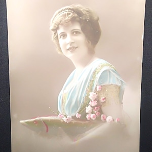 Postal francesa del 1 de abril, con niña con bonito peinado y diadema, decorada con ramo de rosas y con coloridos peces de abril. Art decó