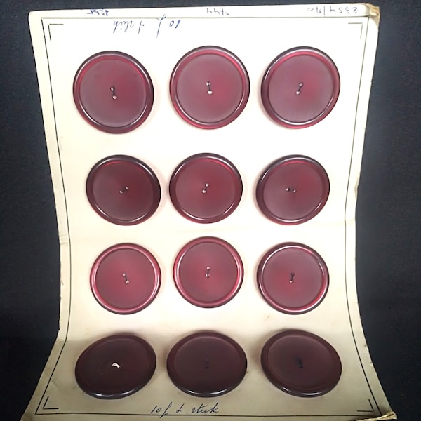 Knoppenkaart met 12 vintage  knoppen, boreauxkleurig, 4.1 Cm diameter, ongebruikte voorraad, New old stock, Jaren 50, Naaibenodigdheden