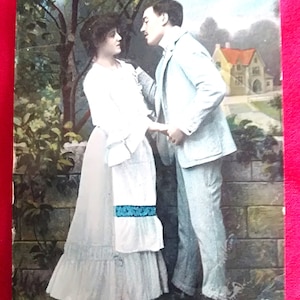 Antigua postal francesa de 1908, con una pareja enamorada en un paisaje, preciosa ropa de esa época, tarjeta de moda, tarjeta de San Valentín con dicho.