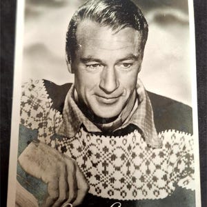 Belle photo, carte postale de Gary Cooper. Star de cinéma des années 40-50-60. Au recto Warner Bros, The film company. Histoire du cinéma