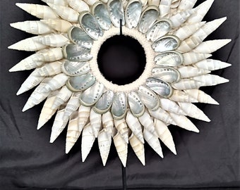 Corona de concha, collar de concha, soporte personalizado, conchas blancas y nácar montadas en cuello de algodón. Arte de Bali, estilo ibicenco, Muro