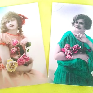 Deux cartes postales françaises de jeunes femmes aux vêtements colorés des années 1920, belle robe rouge et verte, toutes deux avec des bouquets de roses. Paris