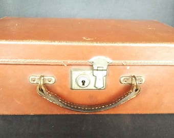 Vintage lederen donkerbruin valiesje, reistas. In mooie verweerde en gebruikte staat. Zeer decoratief