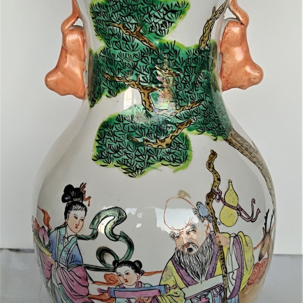 Vase chinois en porcelaine, joliment décoré représentant un sage dans un jardin entouré de dames d’honneur. Estampillé au fond, 19ème siècle