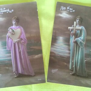 Deux cartes postales françaises avec des demoiselles, une avec un cœur et une avec une croix. Mention "La Foi", et "La Charité" Eau et nuages en fond