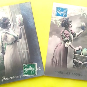 1910-1920 Set aus zwei farbigen französischen antiken Osterpostkarten, romantischen Postkarten, Damen in Belle-Epoque-Kleidung mit Ostereiern