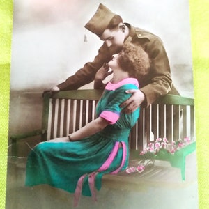 Belgische Karte eines Soldaten, der seinen geliebten Menschen bei seiner Heimkehr begrüßt und ihm süße Worte zuflüstert. Unten links steht „Love Time“.