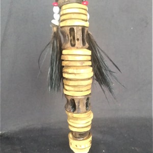 Papua-Neuguinea, Mitgift mit Lumi-Muscheln, Fischwirbeln, Kasuarfedern und Knochen und Samen, ethnographische handgefertigte Dekoration