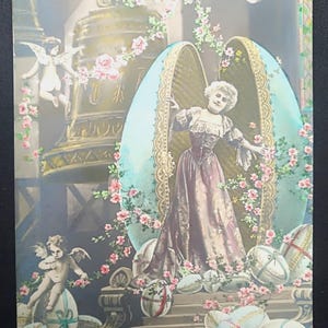 Cartolina di Pasqua, Signora in abito di pizzo che emerge da un uovo di Pasqua blu, campana di Pasqua e angeli in alto, Joyeuses Paques