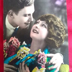 Postal francesa, postal, tarjeta de San Valentín con una pareja enamorada con ropa hermosa y adornos florales.