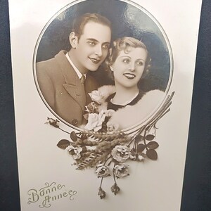 Biglietto di Capodanno francese vintage degli anni '20, Inutilizzato, Belle Epoque, Bonne Année, Coppia innamorata in medaglione con decorazione floreale.