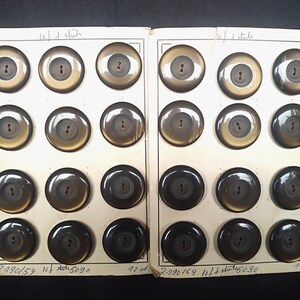 Knoppenkaart met 12 vintage  knoppen, bruinkleurig, 3.5 Cm diameter, ongebruikte voorraad, New old stock, Jaren 50, Naaibenodigdheden