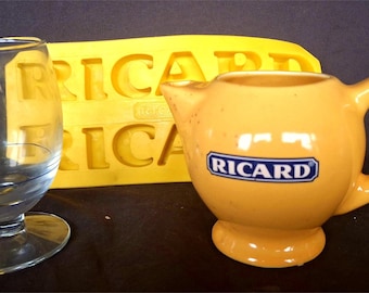Ricard Anisette Pastis, Liten gul, ockrafärgad vattenkaraff. Matchande glas- och isbitsform. Vintage fransk barservis, 1960-1970-tal.
