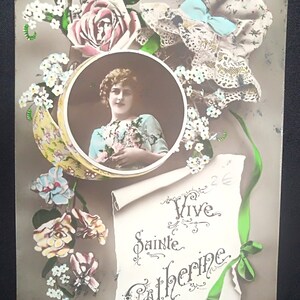 Cartolina francese degli anni '20 per "Vive St-Catherine" Elegante dama in medaglione circondata da fiori e cappello con fiocco e pizzo