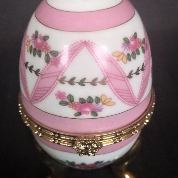 Beautifully decorated porcelain egg, Pill box, Ring box, Collectable, hand-painted, Easter egg, Limoges style, Fabergé style