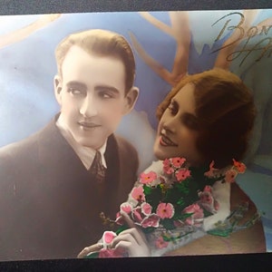 Cartão de ano novo de um casal apaixonado, imagem romântica da década de 1920, casal apaixonado, casal de noivos, buquê de flores, Dia dos Namorados, Bonne Année