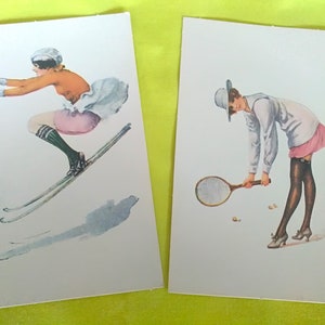 Set di due cartoline mai usate degli anni '20 di donne in abiti sexy che praticano sport, carte audaci per l'epoca, Sci e Tennis