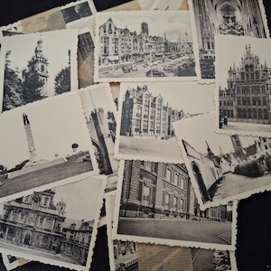 Varie carte collezionabili vintage. Set di 8 vecchie mappe, cromosomi con luoghi di interesse come municipi, chiese, scuole, monumenti