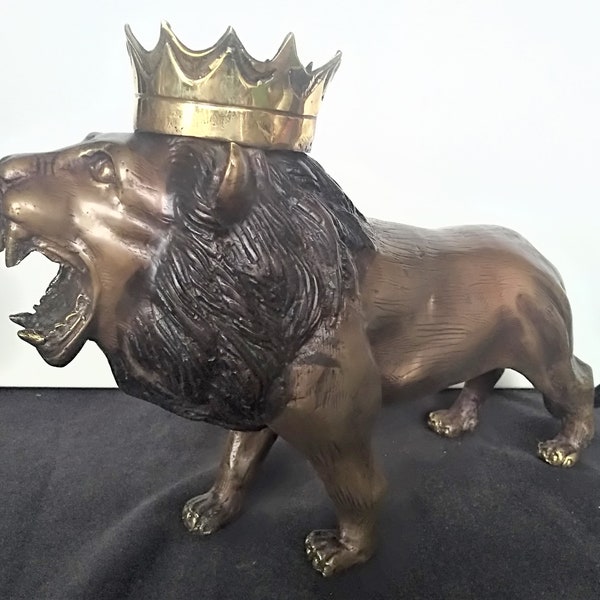 Skulptur eines brüllenden Löwen aus braun patinierter Bronze mit Krone - Der König des Dschungels in seinem vollen Ornat. Recycelte Bronze